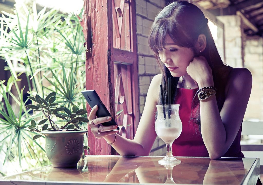 Mujer en una cafeteria